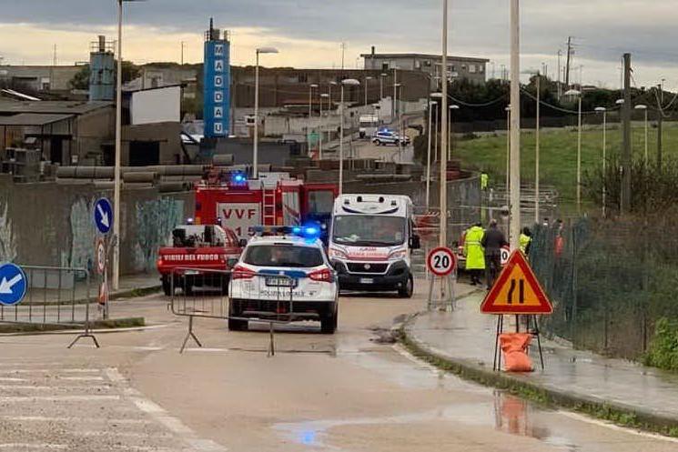 Bomba d'acqua a Porto Torres: un uomo resta intrappolato nell'auto VIDEO