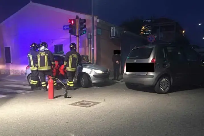I soccorsi alla donna incastrata nell'auto (foto Elia Sanna)