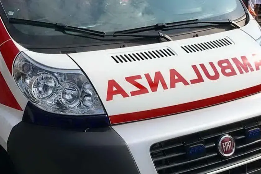 Un'ambulanza (Foto L'Unione Sarda)