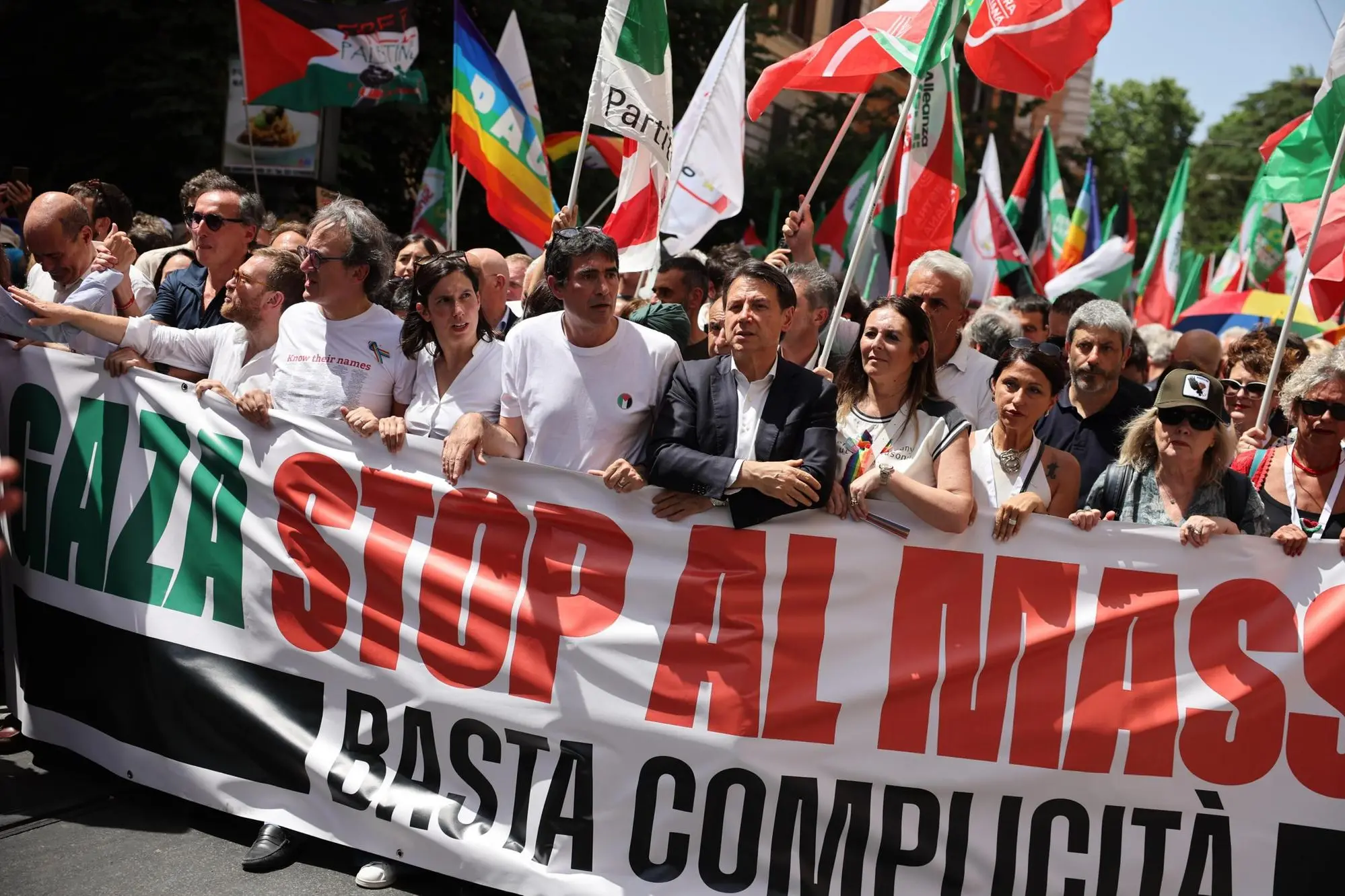 Leader Pd, M5S e Avs dietro lo striscione per Gaza (Ansa)