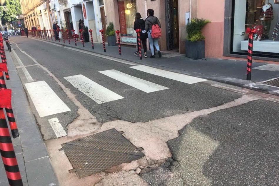 Una strada dissestata nel centro di Oristano (Foto E.Sanna)