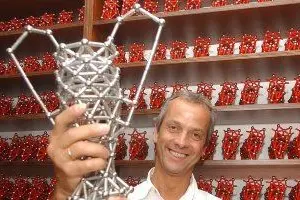 EDOARDO TUSACCIU, TITOLARE DELLA &quot;PLASTWOOD&quot;,  ESIBISCE UNA COPPA DEI CAMPIONI COSTRUITA CON LE BARRETTE MAGNETICHE &quot;SUPERMAG