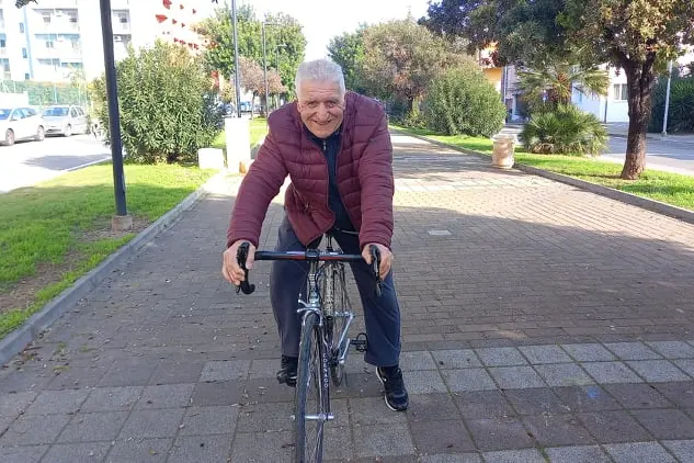 Pinotto Picciau, 73 anni, in sella alla sua Colnago Master Light  (foto Lasio)