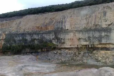 La parete della cava di Laconi dalla quale è precipitato Artizzu