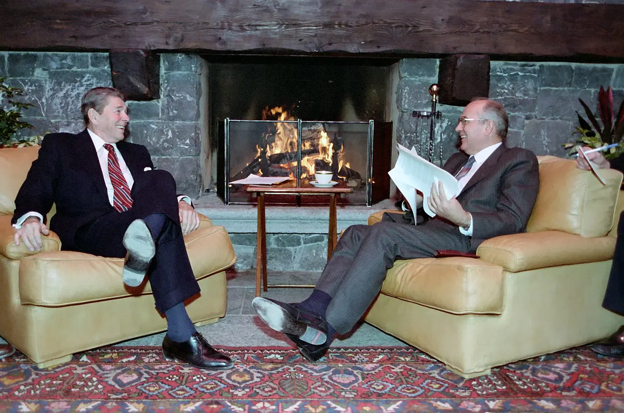 Ronald Reagan e Michail Gorbačëv nell'incontro in Svizzera precedente a quello islandese
