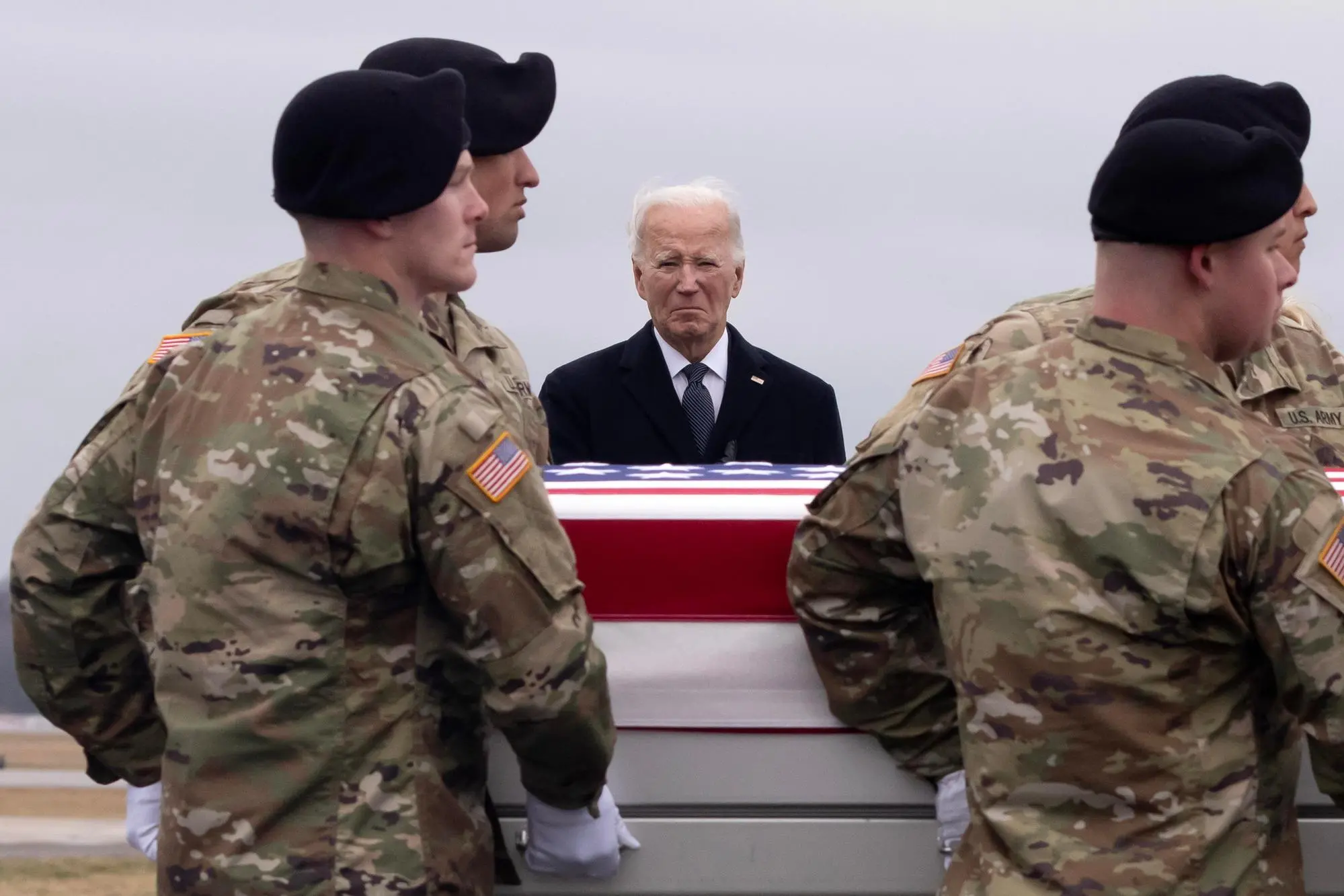 Biden accoglie le spoglie dei soldati uccisi nella base Usa nei giorni scorsi (Ansa-Epa)