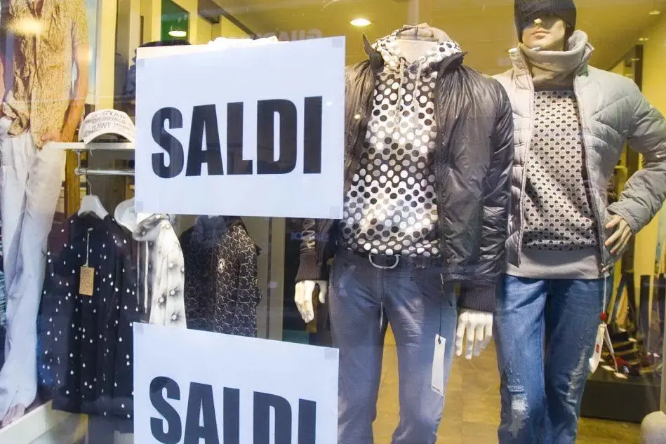 Una vetrina che annuncia i saldi