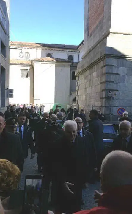 Il presidente Mattarella saluta gli uomini della Protezione civile (foto L'Unione Sarda)