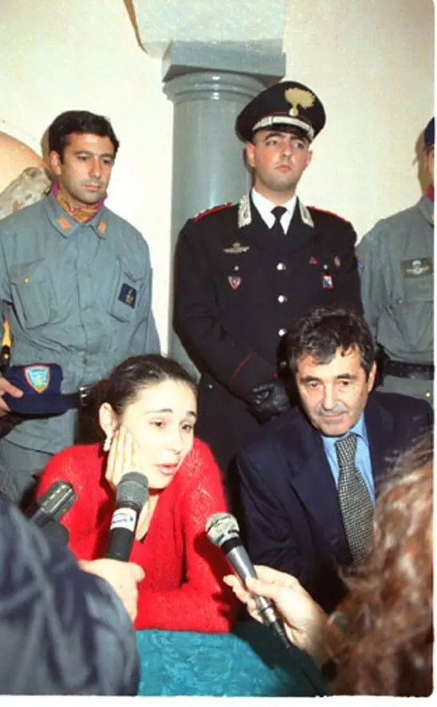Con il padre Tito Melis dopo la liberazione (Archivio L'Unione Sarda/Elisabetta Loi)