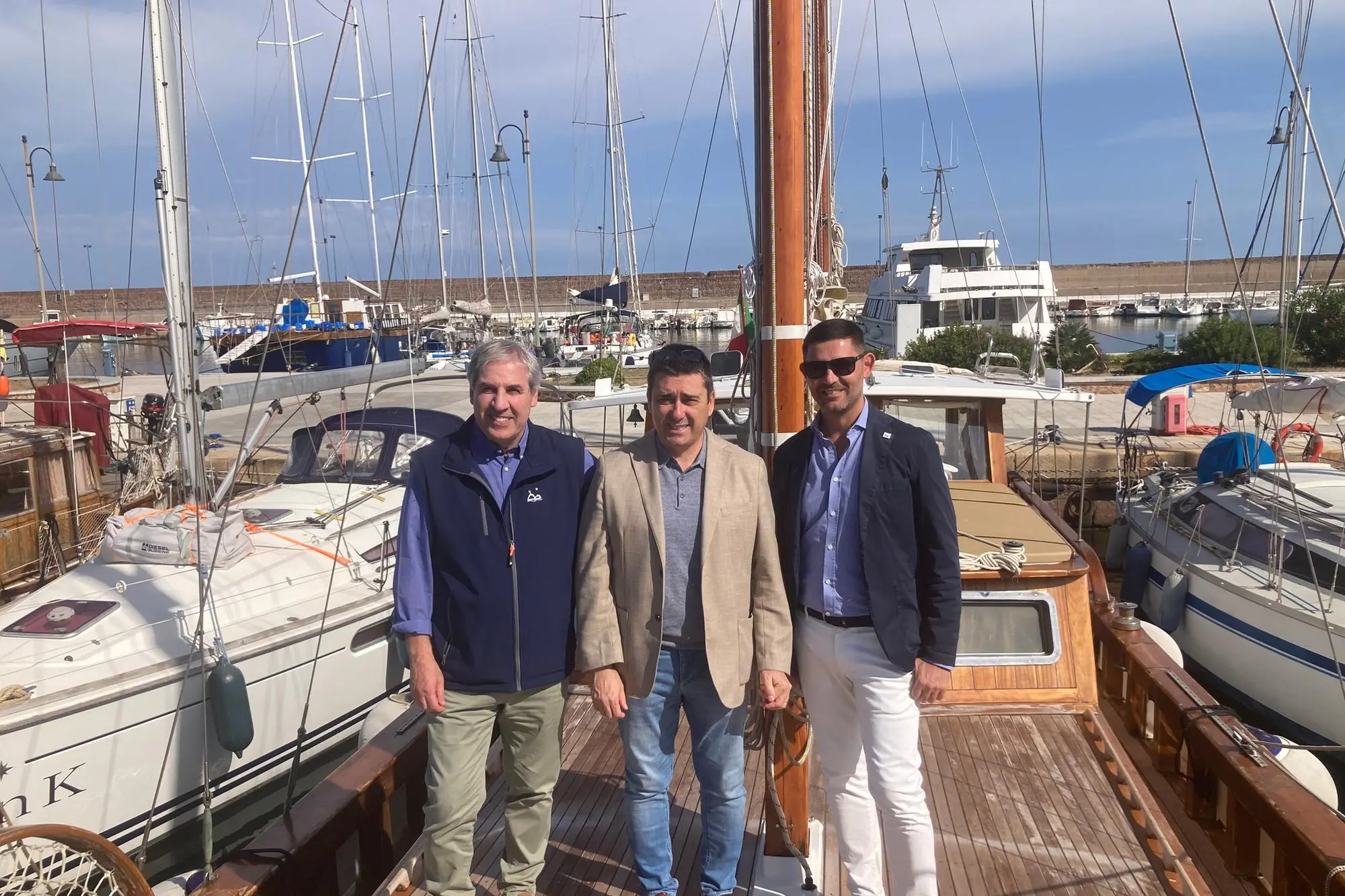 Il presidente e il direttore del Parco Asinara, Mureddu e Gazale, con il sindaco Mulas su veliero (foto Pala)