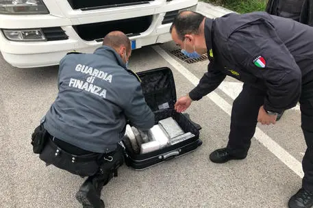 La droga sequestrata ad un insospettabile e incensurato 55enne residente a Decimomannu, nel Cagliaritano, dipendente di una ditta di trasporti ignara del suo "secondo lavoro",trovato in possesso di 12 kg di cocaina nascosti all'interno del camion frigo di cui era alla guida, 28 Gennaio 2022. ANSA/US/GDF