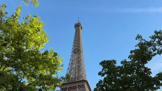 La Torre Eiffel riapre dopo polemica su rimozione del personale femminile