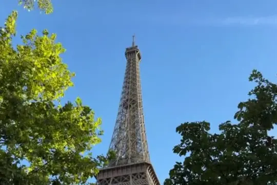 La Torre Eiffel riapre dopo polemica su rimozione del personale femminile
