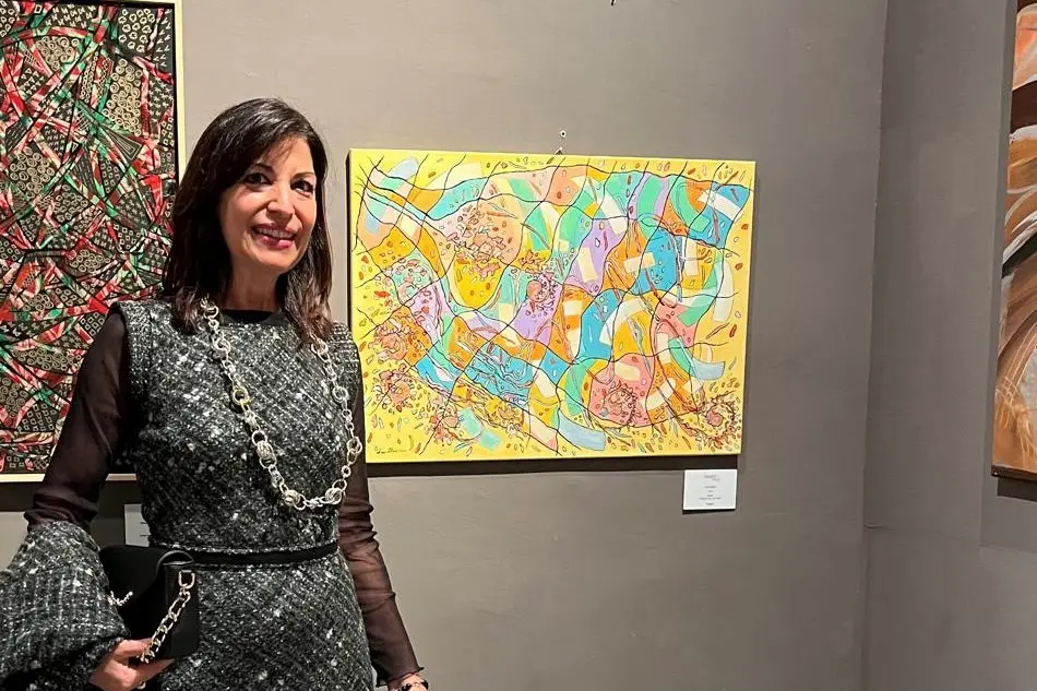 Lia Chia davanti a una sua opera (foto concessa)