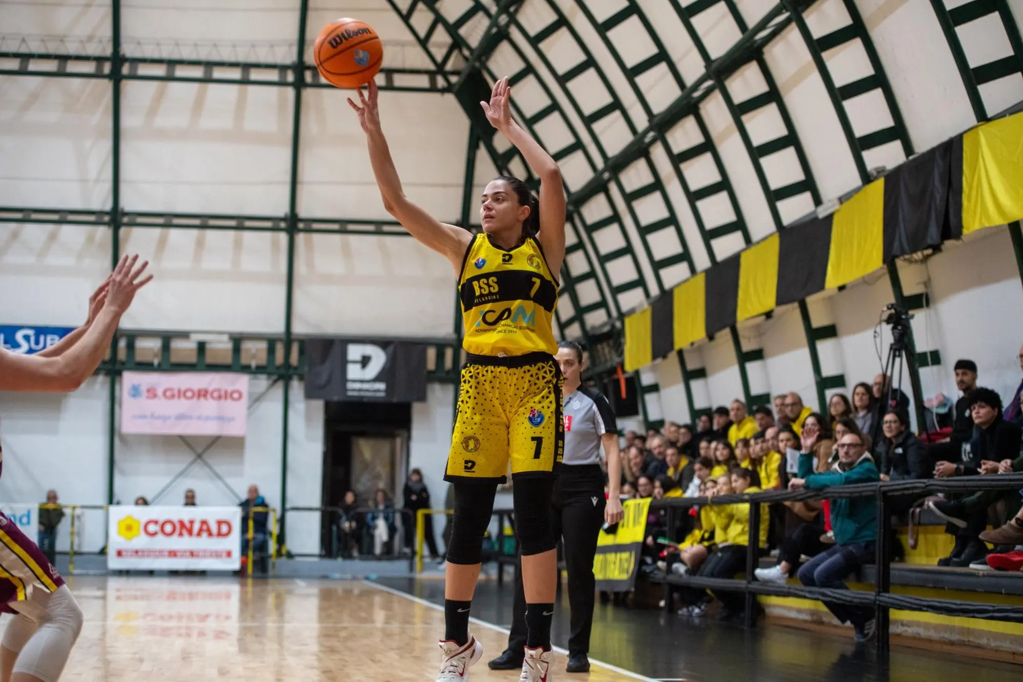 Francesca Mura, guardia della Nuova Icom (foto Cicotto)