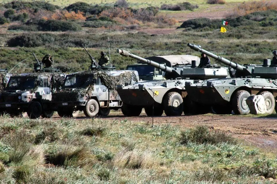 Un'esercitazione in un poligono militare