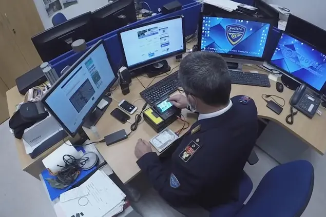 Polizia postale (foto Ansa)