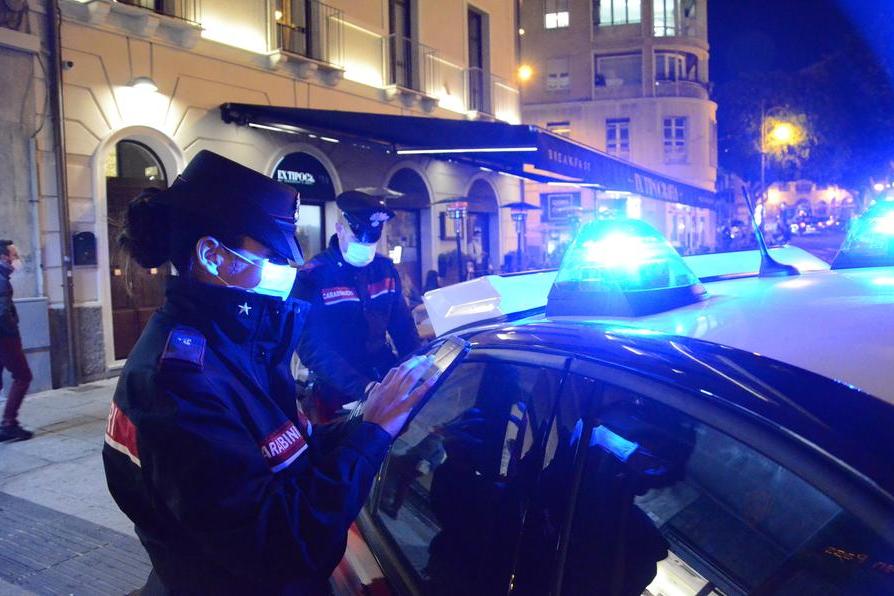 Sull’autobus a Cagliari senza la mascherina: “Non la metto”, bloccato dai carabinieri