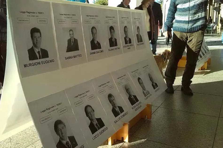 I cartelli con le foto dei consiglieri regionali a cui si chiede conto della legge sugli usi civici