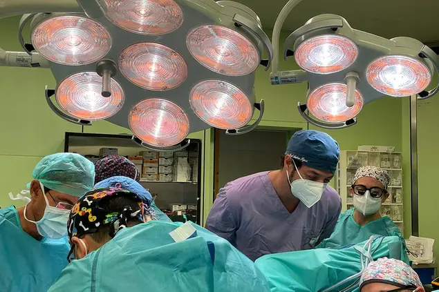 Il prof. Andrea Figus in sala operatoria (Foto Aou)