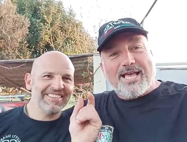 Cinelli, un volontario con il metal detector