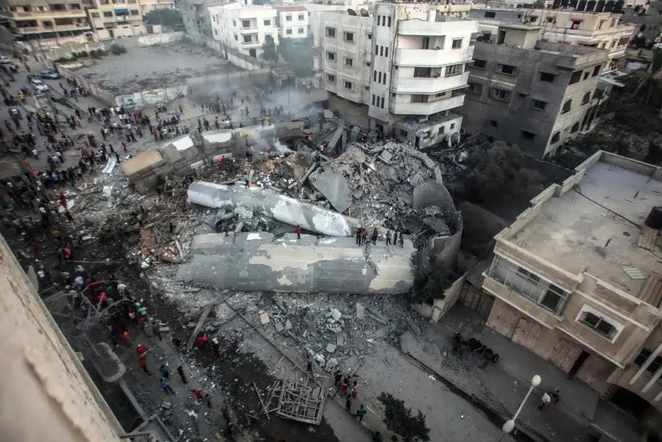 Un edificio distrutto dai raid israeliani a Gaza City (foto Ansa)