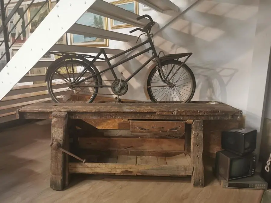 La bicicletta con la quale Marco Piroddi, da giovane, consegnava i mobili
