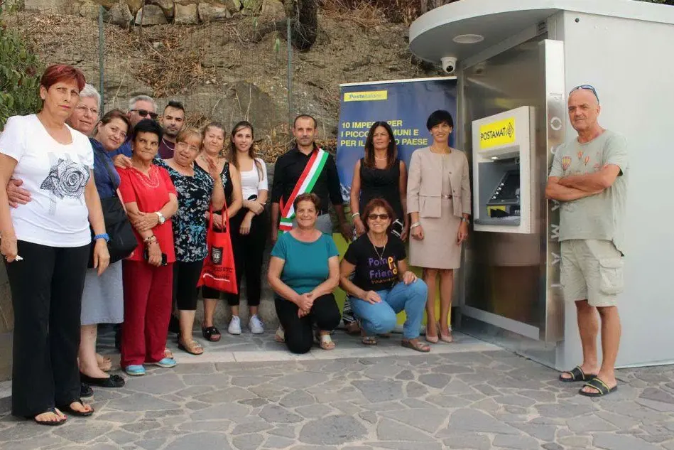 L'inaugurazione del Postamat a Pompu con i cittadini (foto L'Unione Sarda - Pintori)