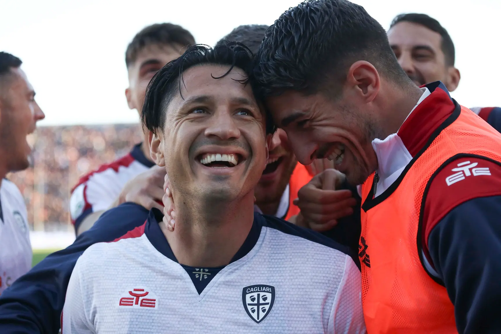 Gianluca Lapadula (Cagliari) festeggia con i compagni il gol del 2-0 (Ansa)