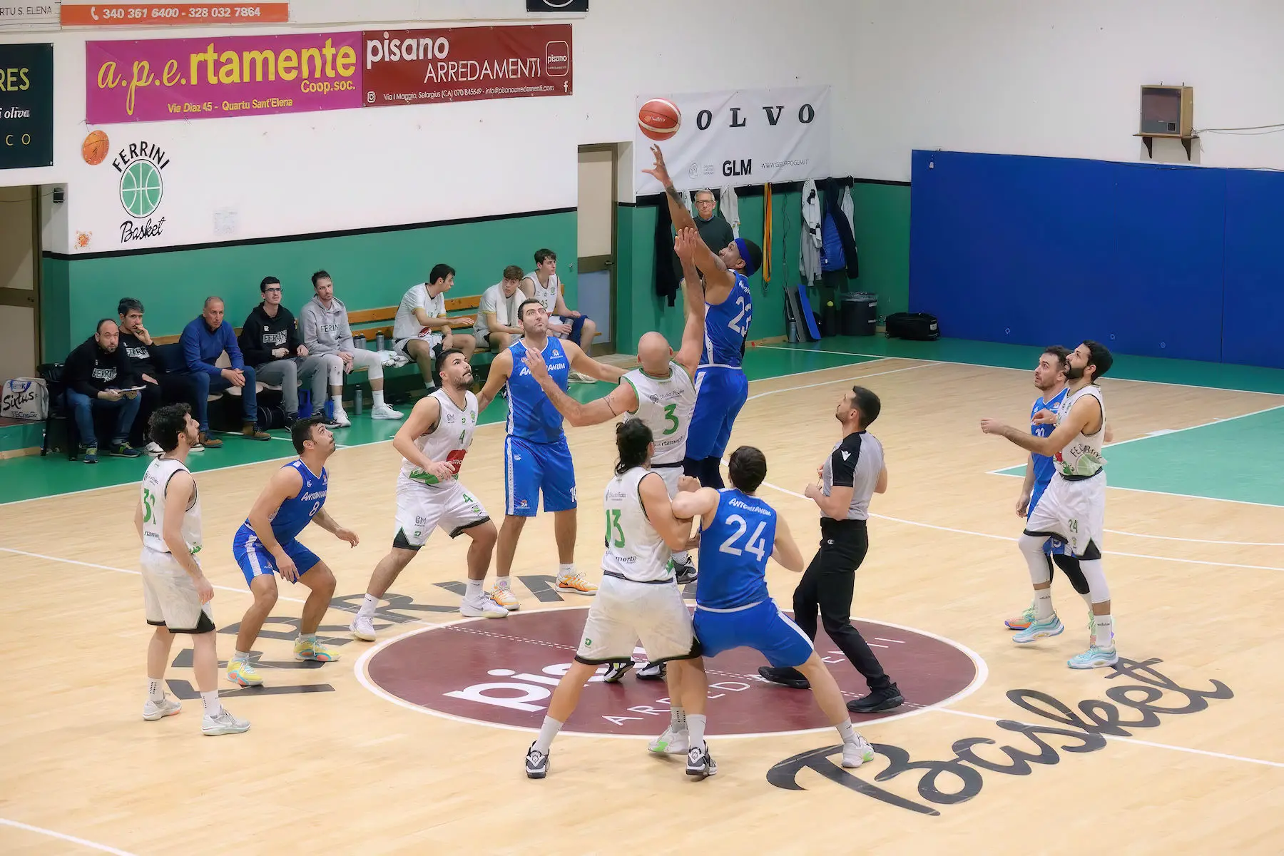 Palla a due del derby Ferrini-Antonianum della scorsa stagione (foto Antonianum Basket)