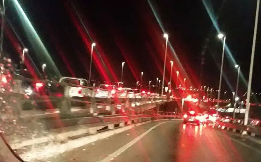Caos sull'Asse mediano dopo l'incidente (foto inviata da un lettore, Massimiliano)