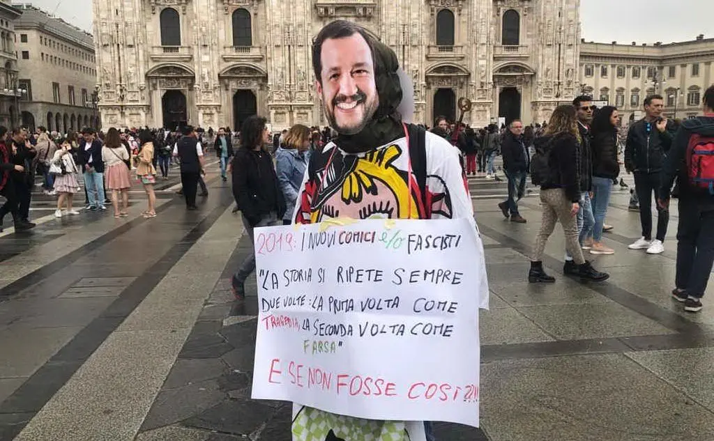 Un manifestante travestito da Salvini