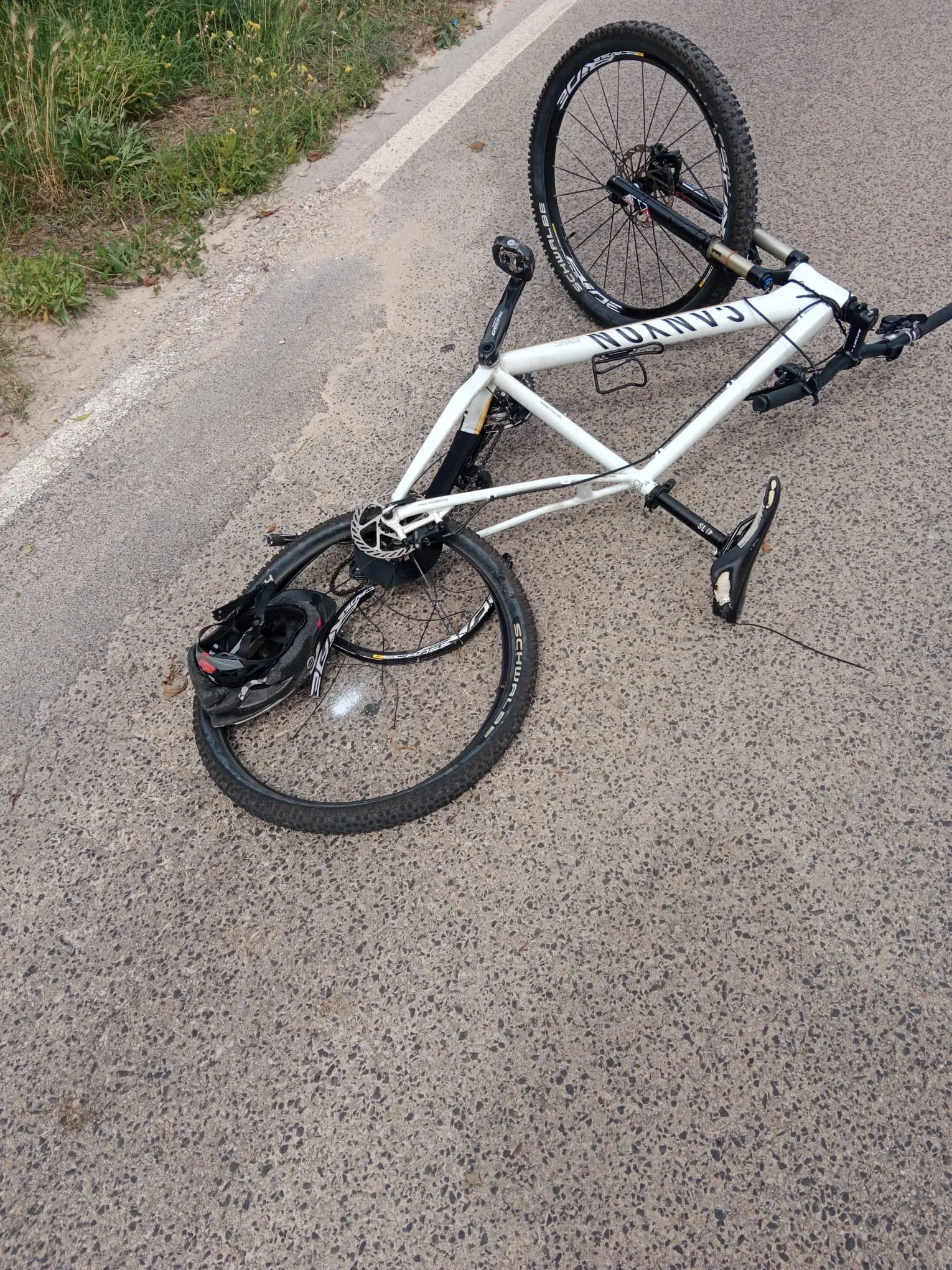 La bicicletta dopo l'impatto (Foto: Pala)