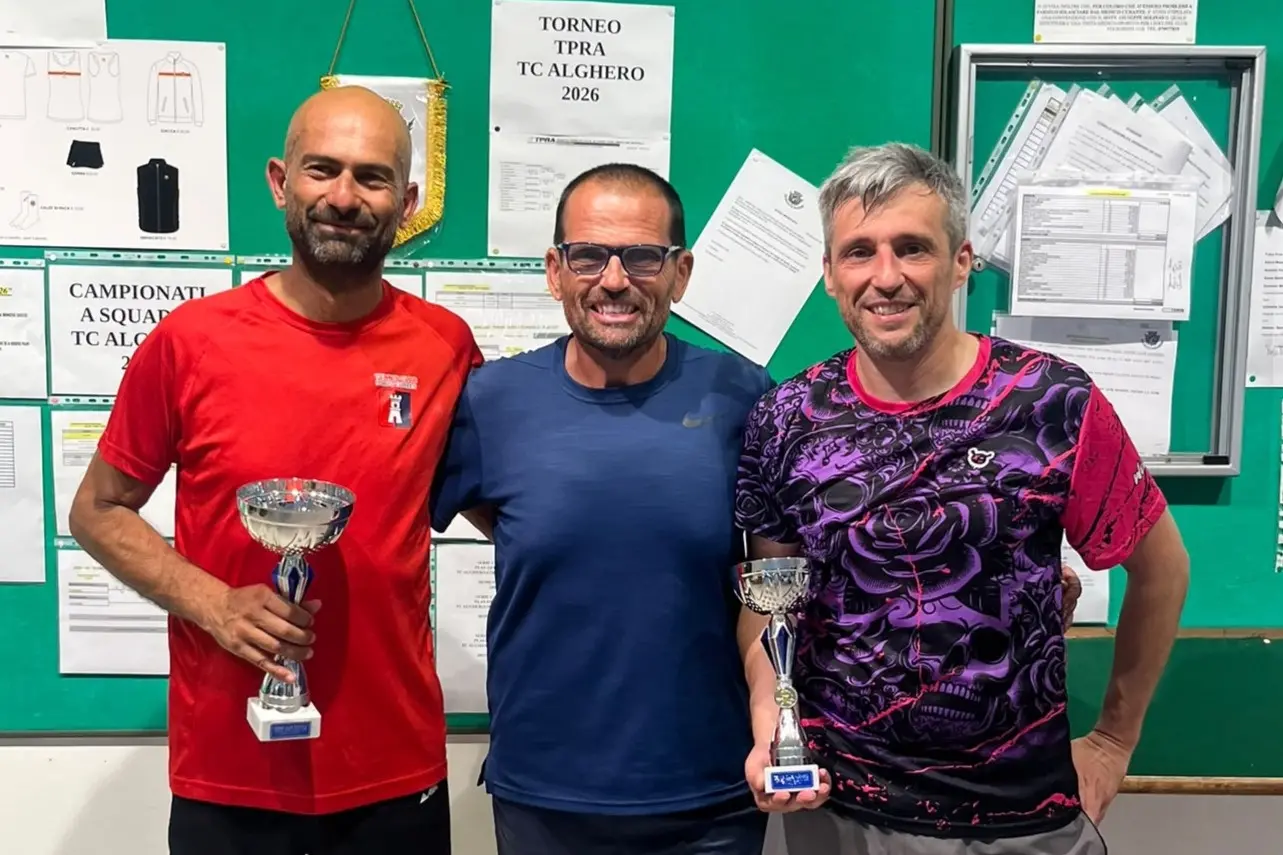 Nella foto: Il vincitore Alberto Sale, il giudice arbitro Giuseppe Calise e il finalista Gianni Occhioni (foto concessa)