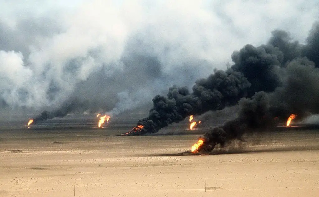 Diversi pozzi petroliferi vengono fatti saltare in aria in Kuwait (Ansa)
