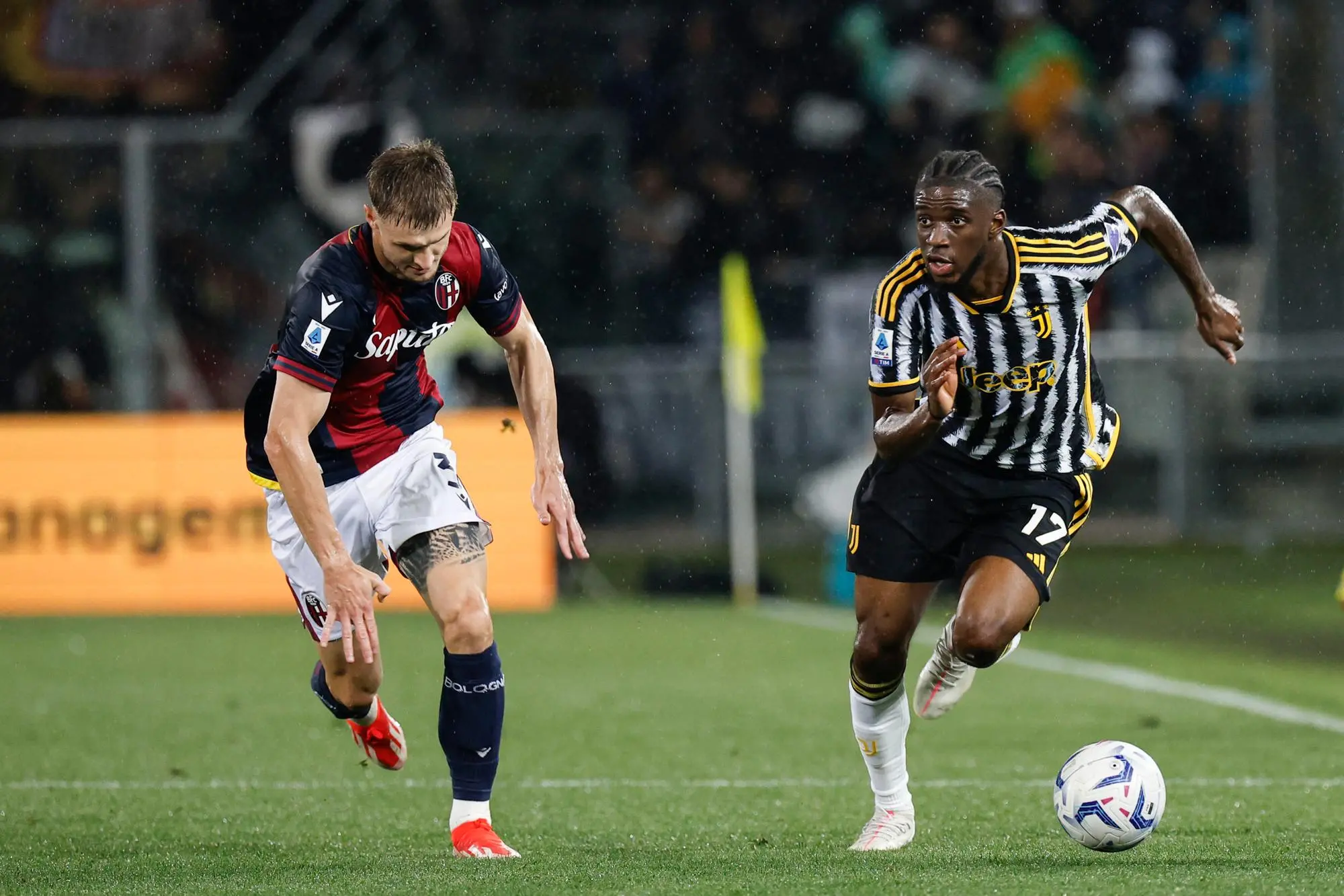 Bologna's Stefan Posch (L) and Juventus' Samuel Iling-Junior (R) in action during the Italian Serie A soccer match Bologna FC vs Juventus FC at Renato Dall'Ara stadium in Bologna, Italy, 20 May 2024. ANSA /SERENA CAMPANINI