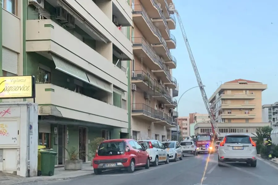 L'intervento dei pompieri (Foto Elia Sanna)