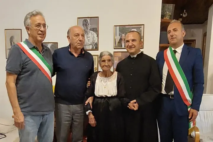 Assunta Mereu nel giorno del suo centesimo compleanno