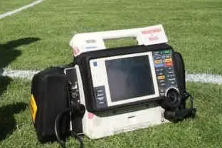Un defibrillatore su un campo di calcio