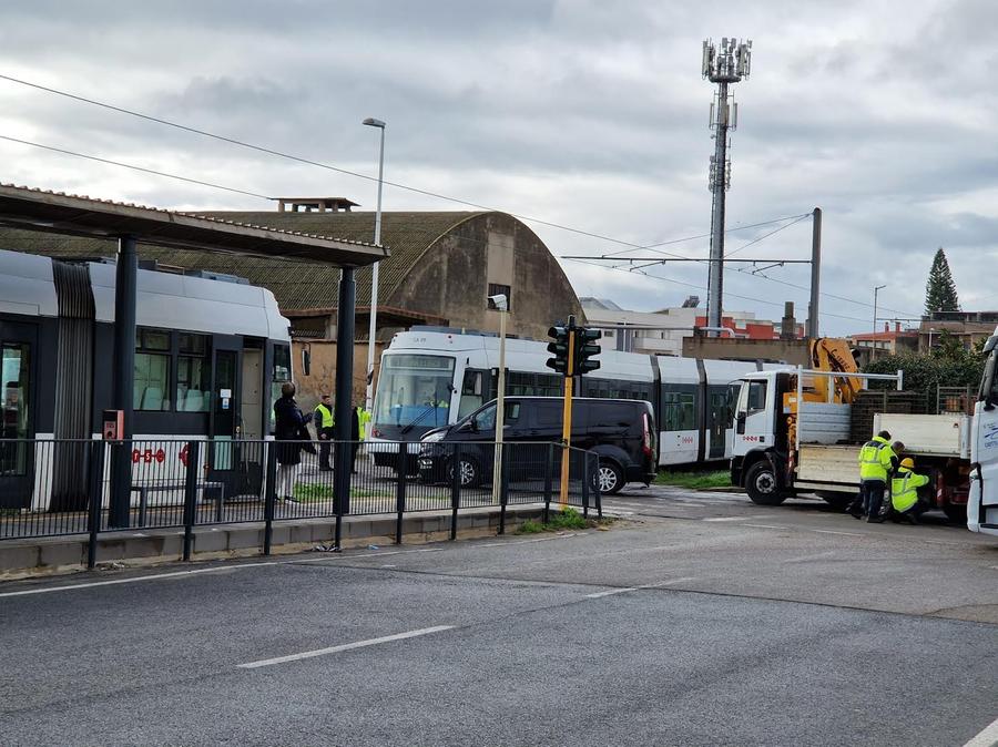 Monserrato, scontro fra un furgone e la metro