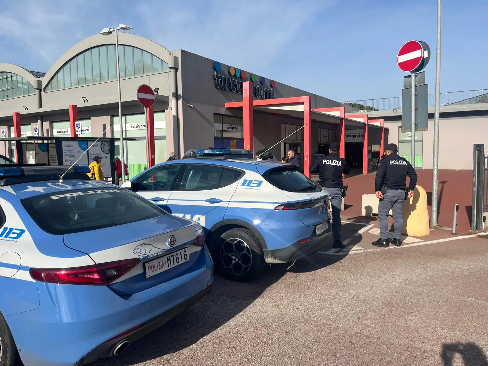 Colpo al supermercato in viale Poetto a Cagliari (foto Vercelli)