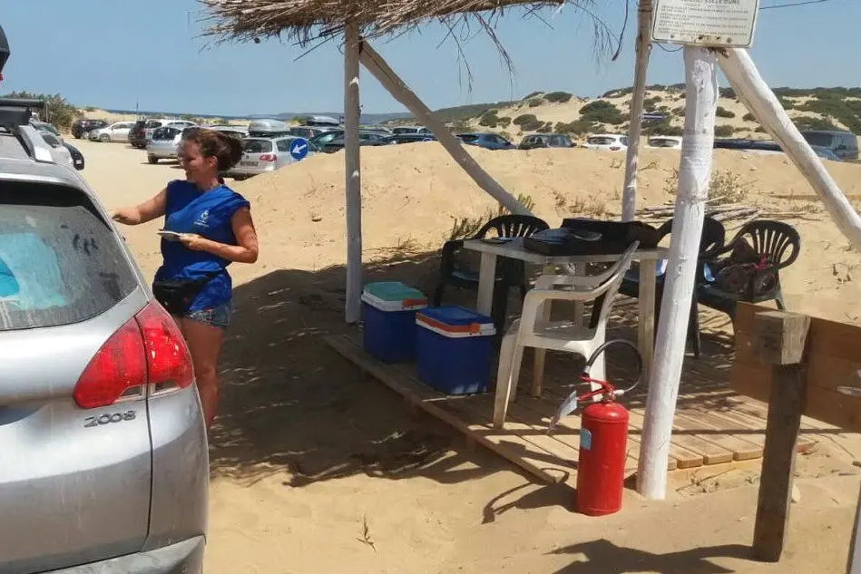 I parcheggi a Piscinas (Archivio L'Unione Sarda)