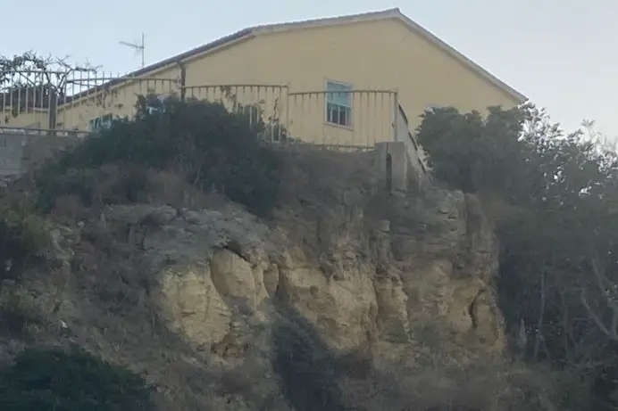 Il costone sopra le tombe ipogeiche del Nautico- Porto Torres (foto Pala)
