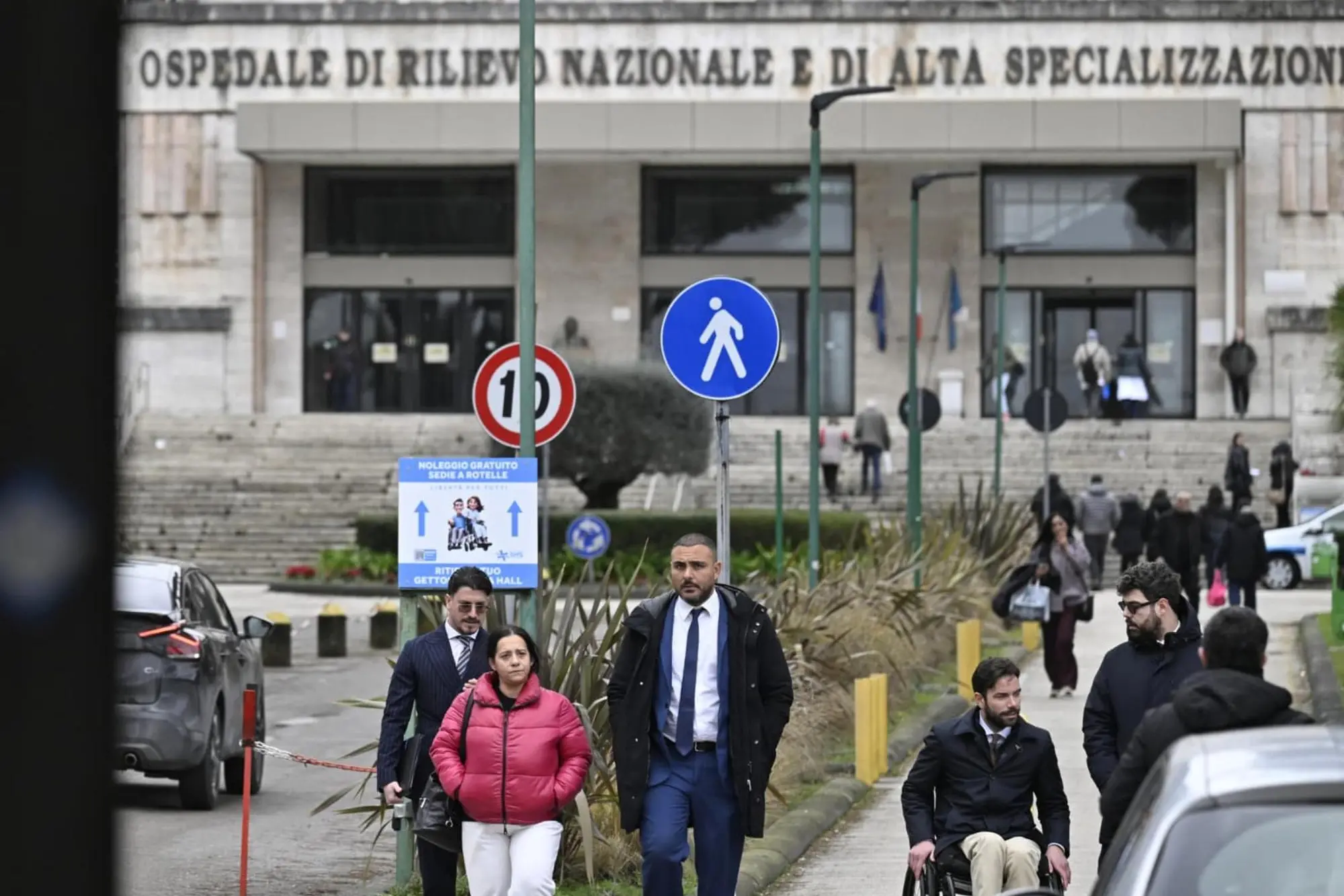 All'ospedale Monaldi di Napoli, la madre del bimbo ricoverato in gravissime condizioni (Ansa)
