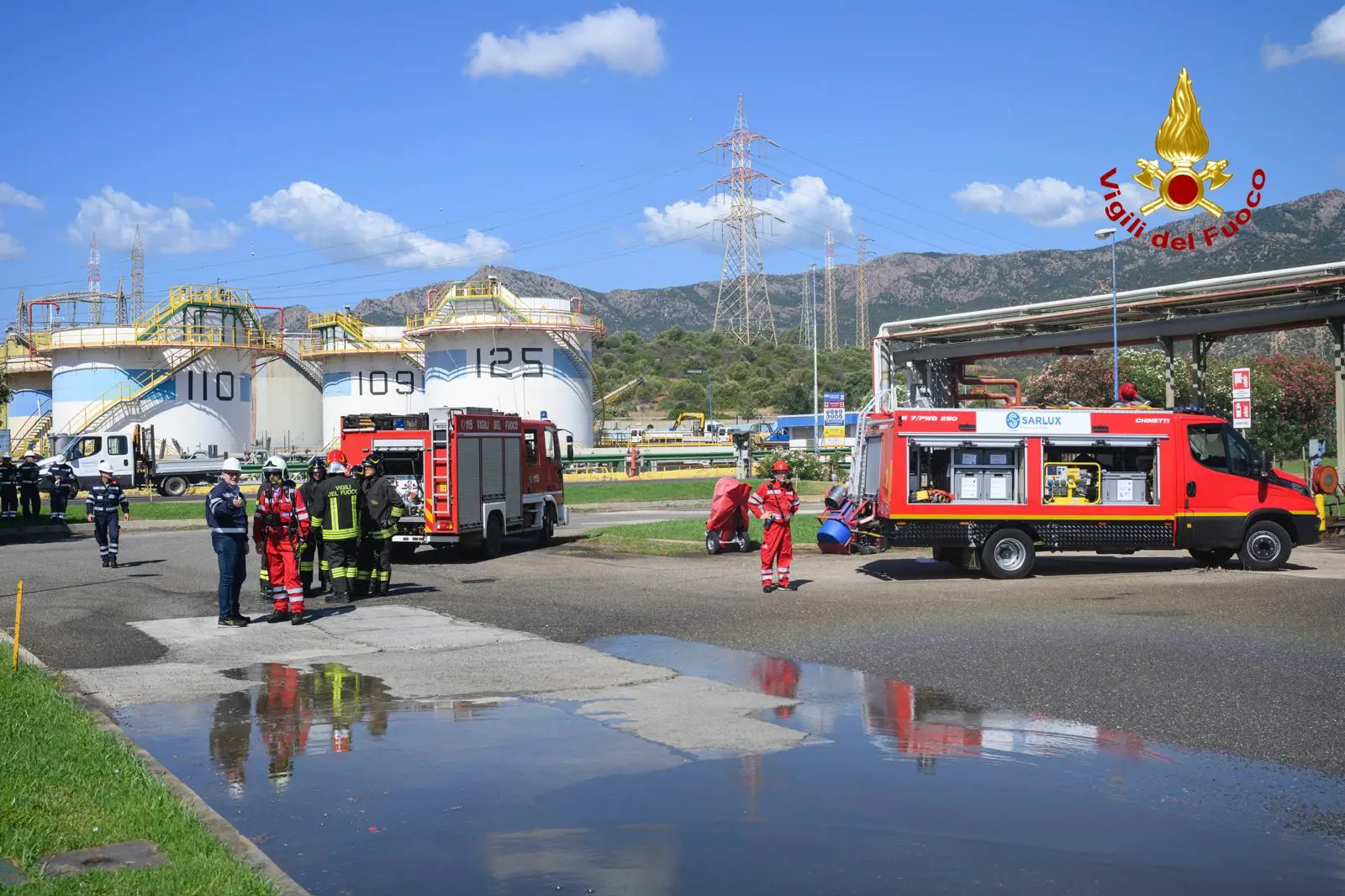 Un momento dell'esercitazione alla Saras (foto vigili del fuoco)