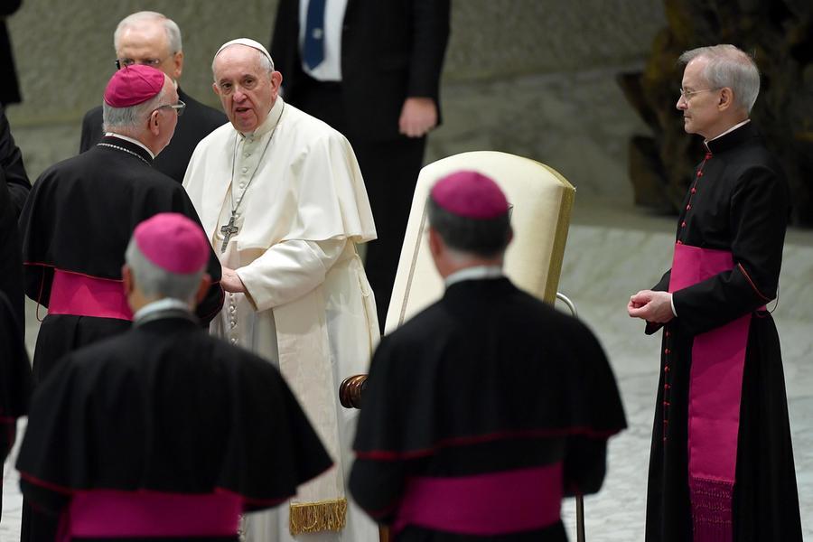 Pedofilia, il Papa: “Provo vergogna, dolore e tristezza”