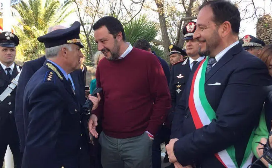 Matteo Salvini a colloquio con le autorità presenti alla cerimonia (foto Gianluigi Deidda)