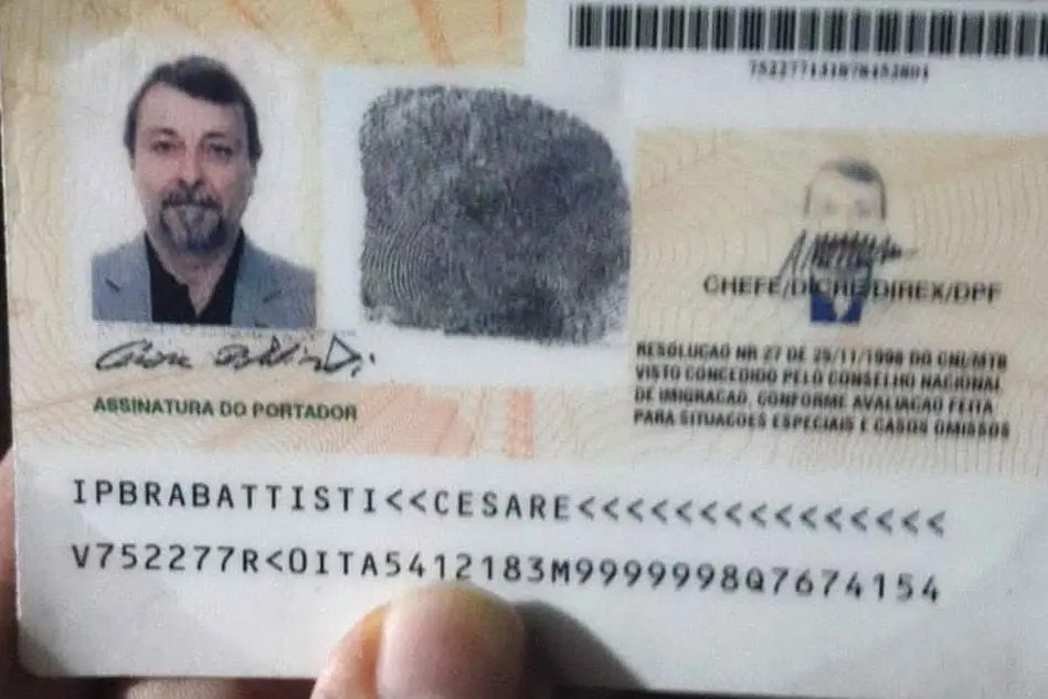 Il passaporto di Battisti (Ansa/Ufficio stampa polizia)