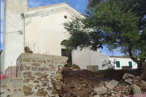 Il crollo del muro nel piazzale della chiesa (foto Pala)
