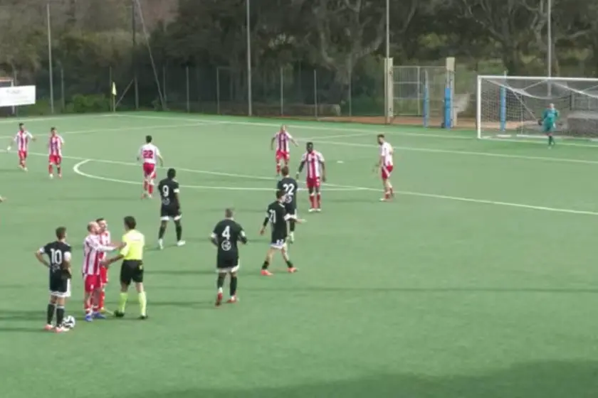 Fernandez si prepara a battere una punizione contro il Bonorva (foto Ilenia Giagnoni)